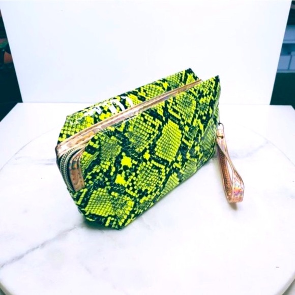 HP⭐️Neon yellow python print wristlet - Picture 5 of 8